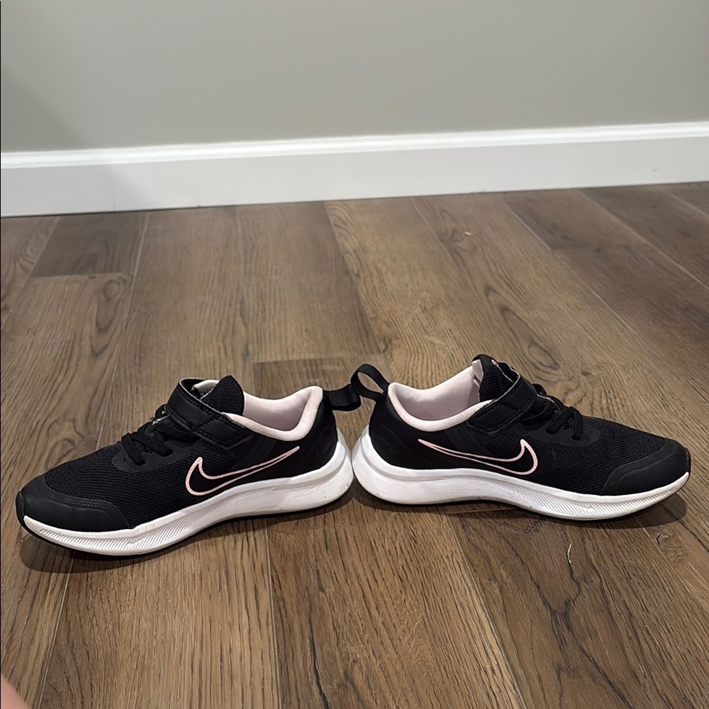 Nike girls StarRunner Experience Shoes size 1 little girls